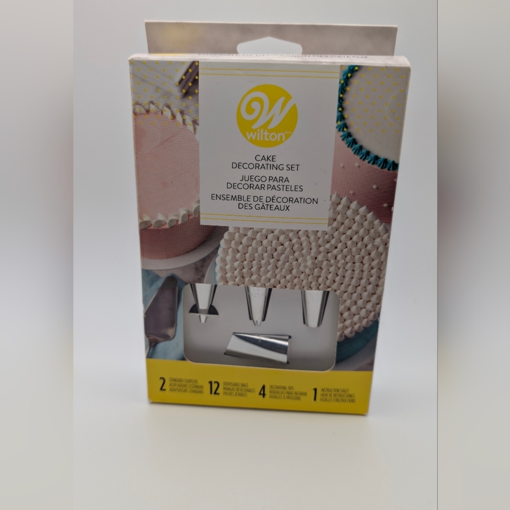 Wilton 18 pc Cake Decorating Set Tips 4, 12, 21, 104 tip, 12 disposable bags